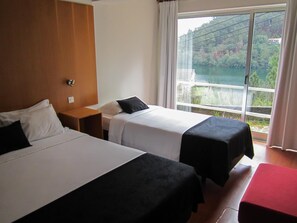 Zimmersafe, Verdunkelungsvorhänge, kostenloses WLAN, Bettwäsche