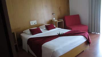 Habitación doble estándar | Caja de seguridad en la habitación, cortinas blackout y wifi gratis