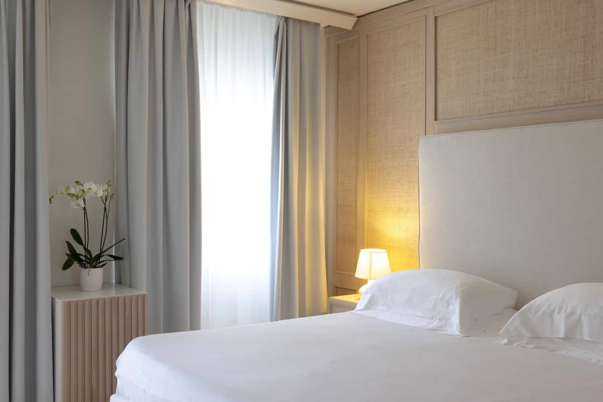 Luxe beddengoed, een minibar, een kluis op de kamer