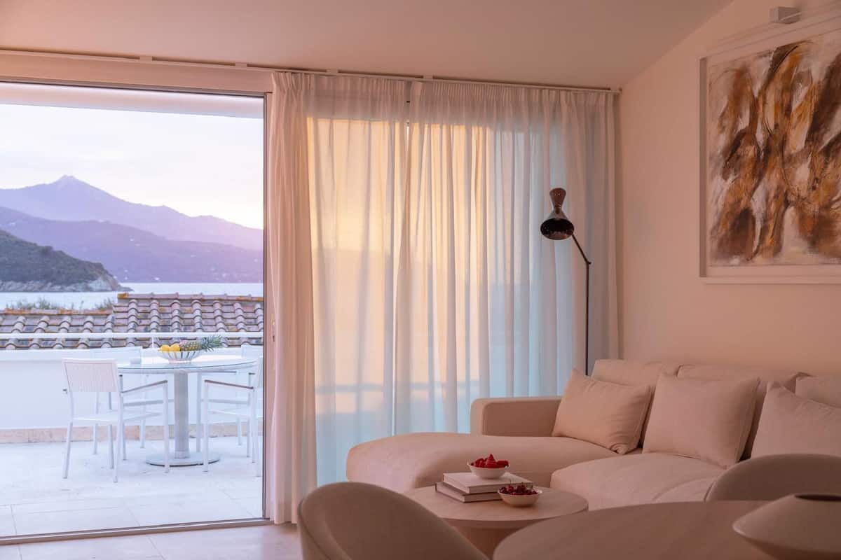 Exclusieve suite, uitzicht op zee | Woonruimte | Een 42-inch smart-tv met satellietzenders