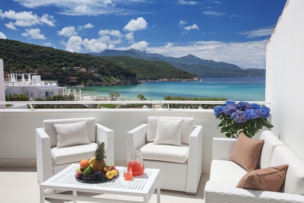 Suite – deluxe, sjøutsikt | Terrasse/patio