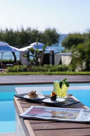 Seasonal outdoor pool, pool umbrellas, sun loungers