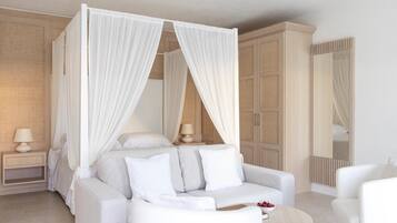 Junior Room, Sea View | Peralatan tempat tidur premium, bar mini, peti besi dalam bilik