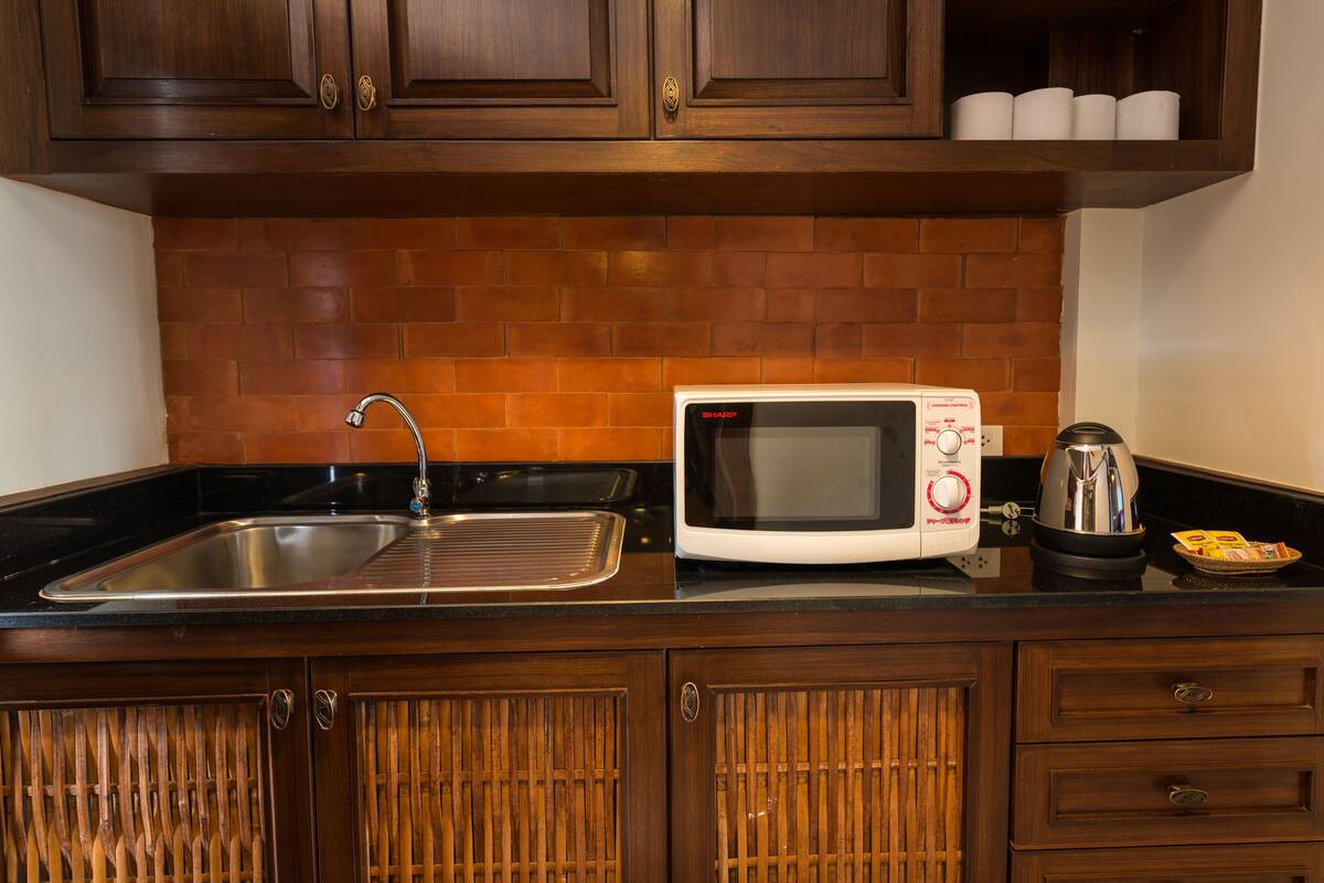 suite king size bed | microwave