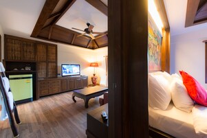 Suite King Size Bed | Living room | 32-inch LCD TV with cable channels, TV