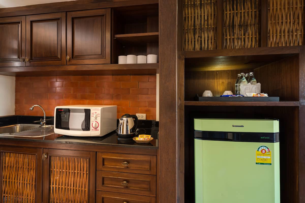 suite king size bed | room amenity