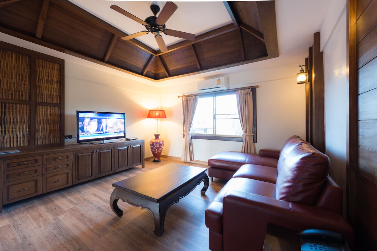 suite king size bed | living room | 32-inch lcd tv with cable channels, tv