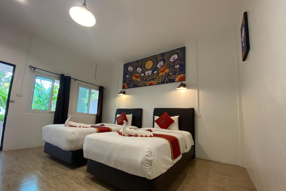 Phòng, 2 giường đơn, quang cảnh vườn | Két bảo mật tại phòng, bàn, màn/rèm cản sáng