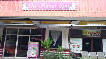 Couples treatment room(s), body treatments, aromatherapy