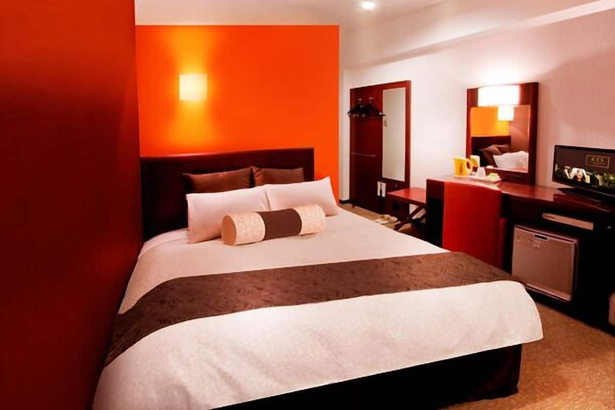 Escritorio, wifi gratis y ropa de cama