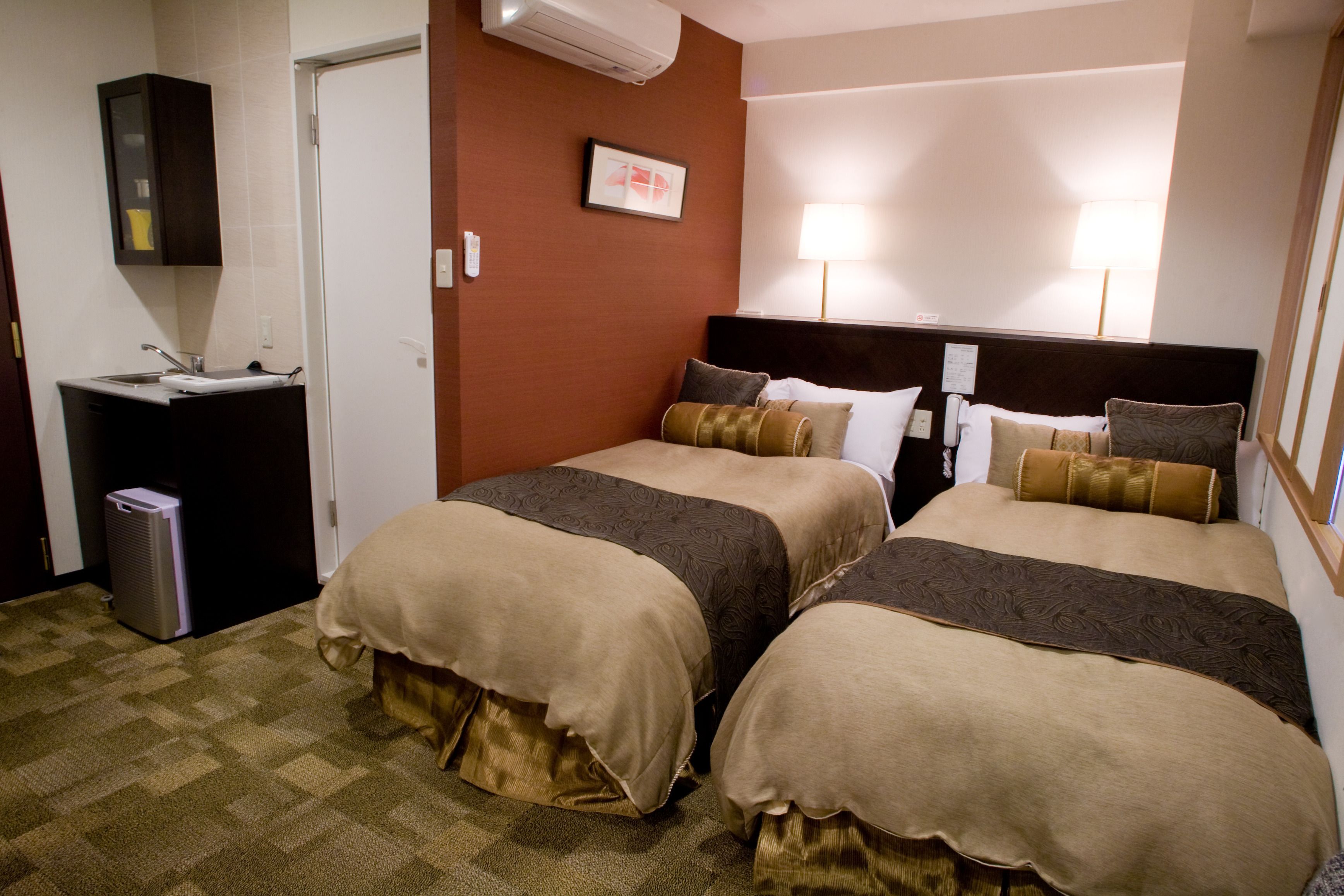 desk, free wifi, bed sheets