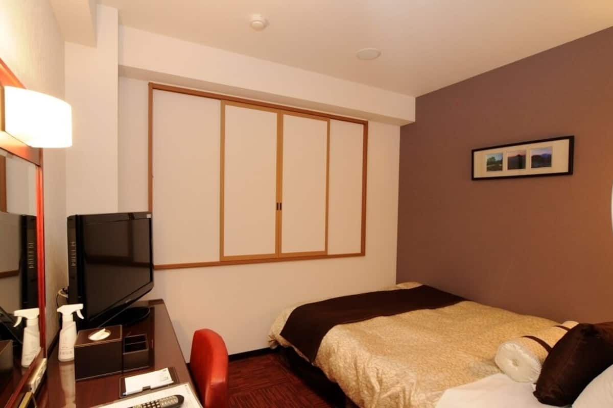single room, 1 single bed, smoking | iron/ironing board, free wifi, bed sheets