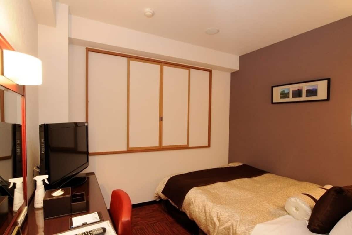 Habitación individual, 1 cama individual, para fumadores | Tabla de planchar con plancha, wifi gratis y ropa de cama