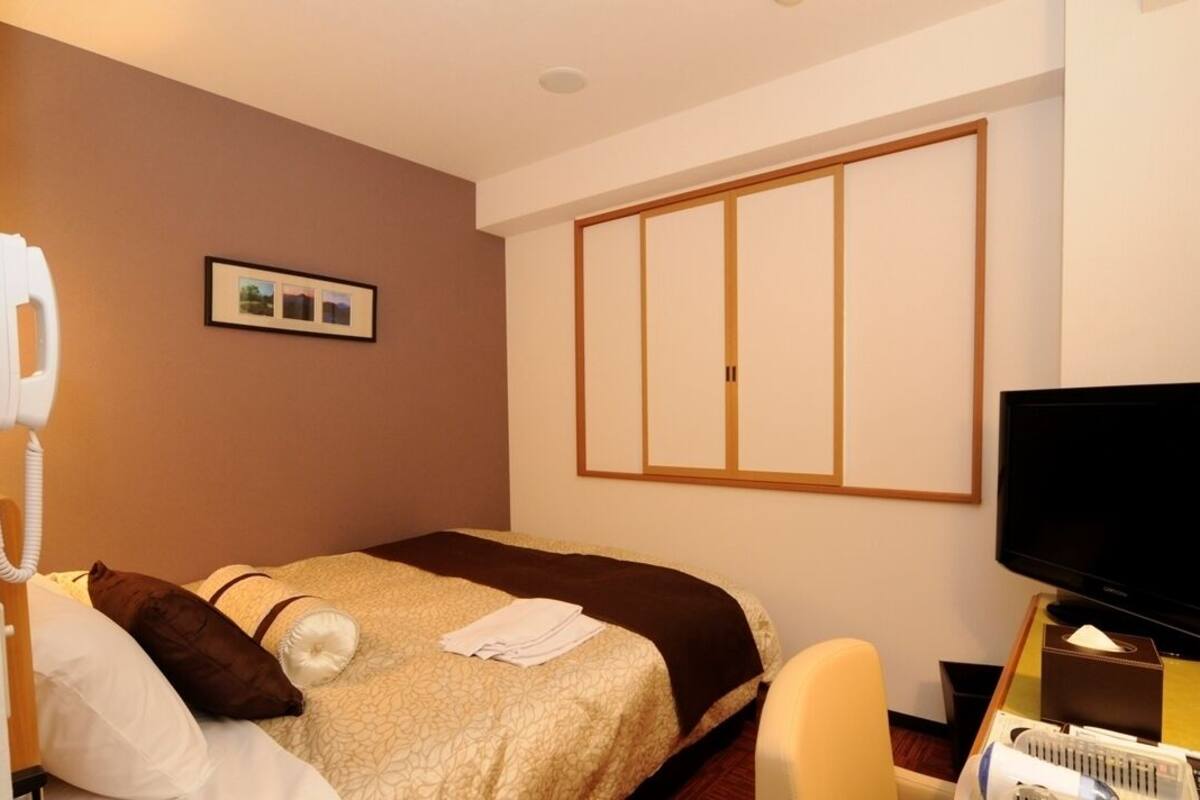 Double Room, Non Smoking | Iron/ironing board, WiFi (free), bed sheets