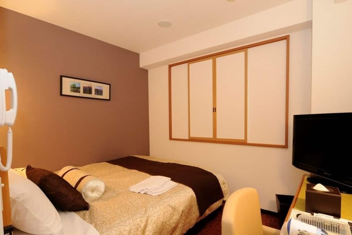 double room | iron/ironing board, free wifi, bed sheets