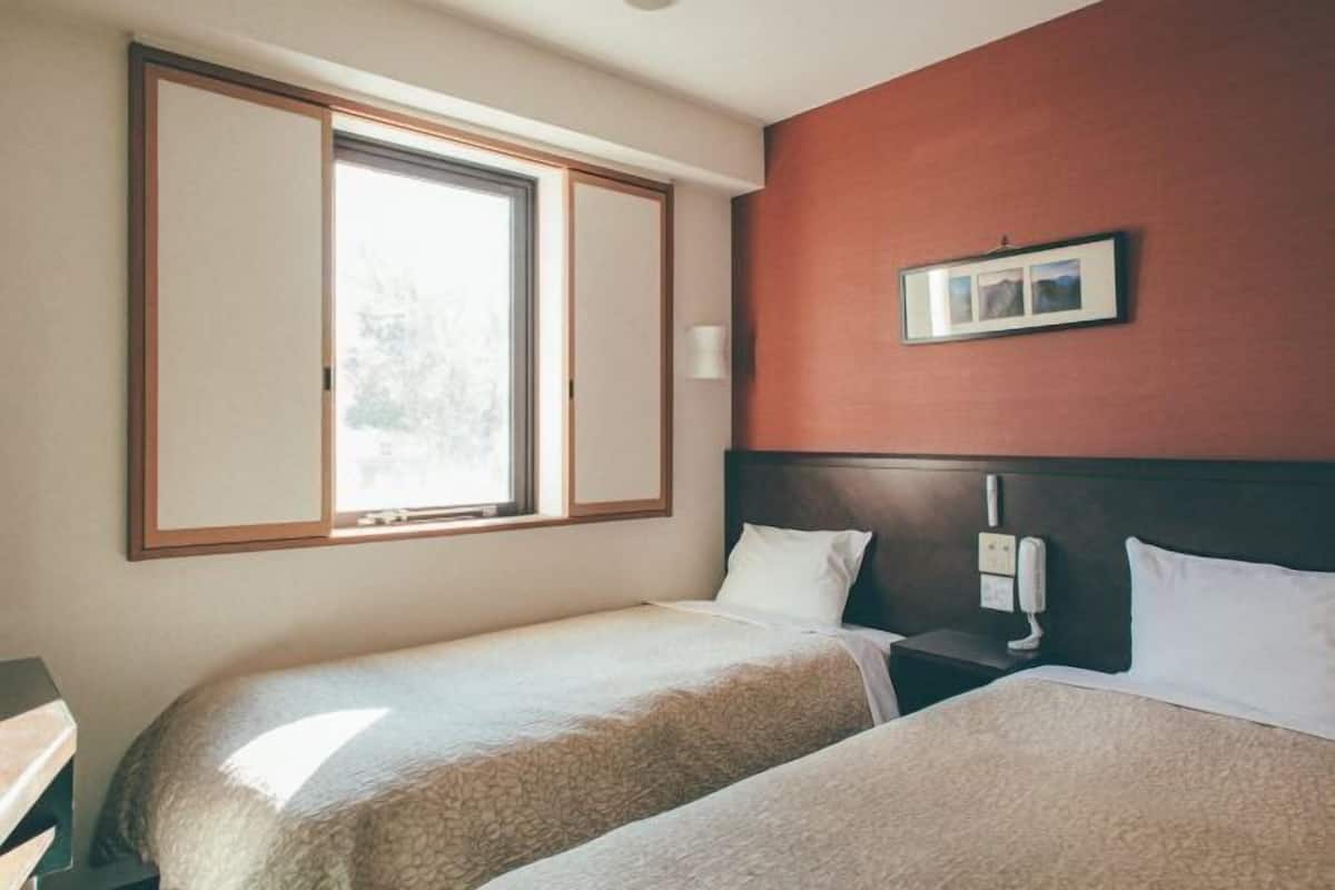 Tabla de planchar con plancha, wifi gratis y ropa de cama