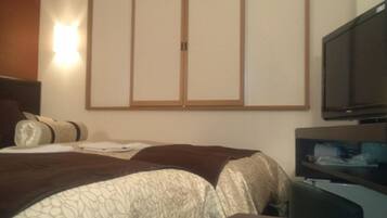 Iron/ironing board, free WiFi, bed sheets