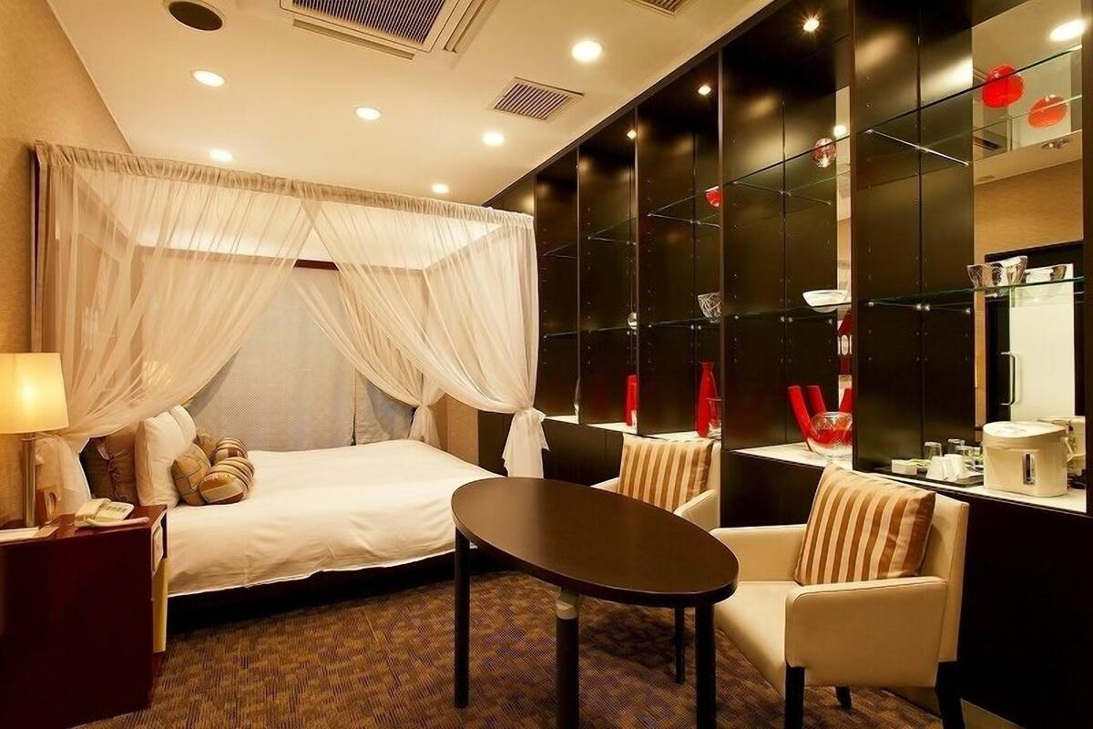 أغطية فراش متميزة وألحفة محشوة بالريش ومكتب وستائر تعتيم