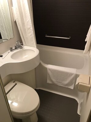 Ensemble baignoire-douche, séchoir à cheveux, pantoufles