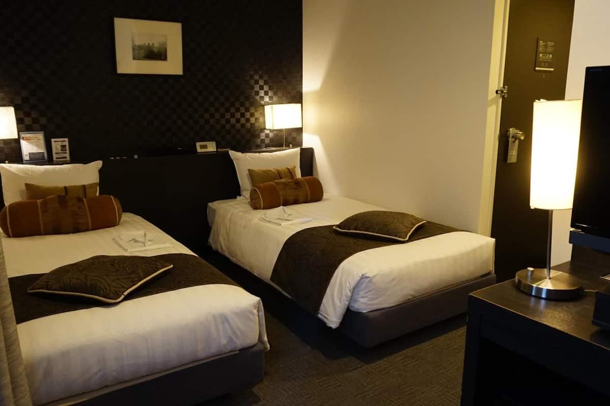 Twin Room, Smoking | Desk, free WiFi, bed sheets