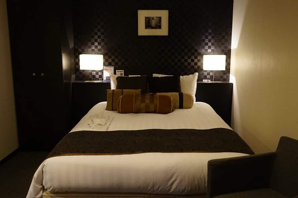 Double Room, Smoking | Desk, free WiFi, bed sheets