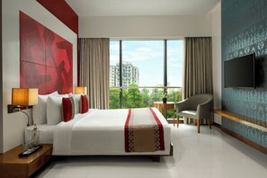 Suite, 1 kingsize bed, uitzicht op de stad | Een minibar, een kluis op de kamer, een bureau, een laptopwerkplek