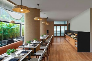 Sarapan, makan tengah hari dan makan malam dihidangkan 