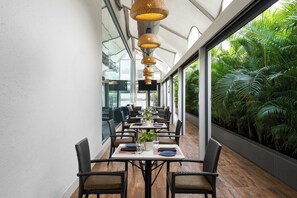 Sarapan, makan tengah hari dan makan malam dihidangkan 