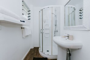 Villa familiale, vue sur l’océan | Salle de bain | Douche, séchoir à cheveux, serviettes fournies