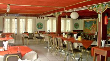 Breakfast, lunch and dinner served