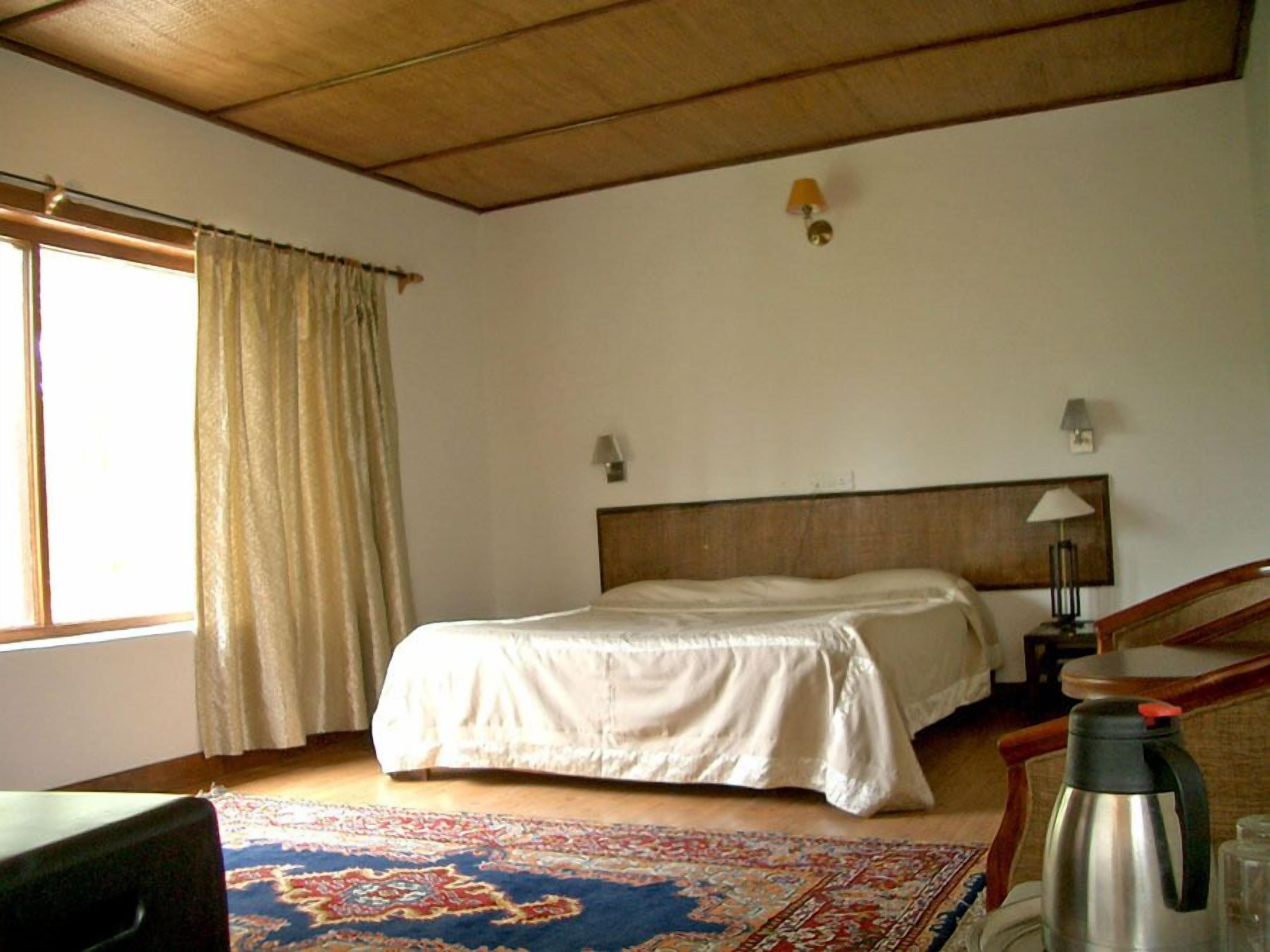 luxury suite, refrigerator, mountain view | premium bedding, down duvets, desk, iron/ironing board