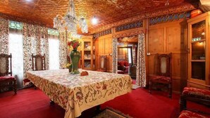 Junior Suite | Living room | 21-inch TV with cable channels, fireplace - Royal Dandoo Palace of Houseboat (Srinagar)