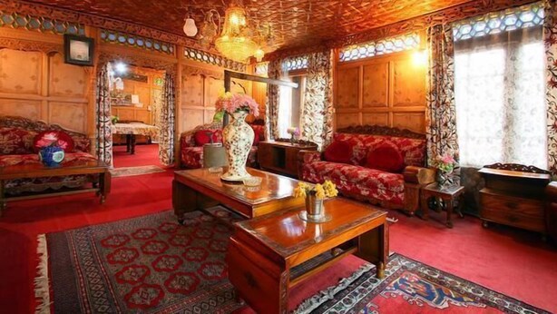 Junior Suite | Living room | 21-inch TV with cable channels, fireplace - Royal Dandoo Palace of Houseboat (Srinagar)