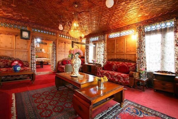 Junior Suite | Living room | 21-inch TV with cable channels, fireplace - Royal Dandoo Palace of Houseboat (Srinagar)