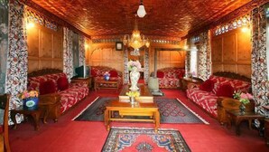 Junior Suite | Living room | 21-inch TV with cable channels, fireplace - Royal Dandoo Palace of Houseboat (Srinagar)