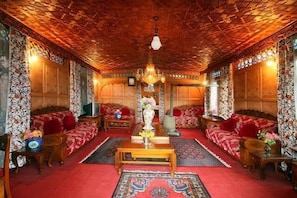 Junior Suite | Living room | 21-inch TV with cable channels, fireplace - Royal Dandoo Palace of Houseboat (Srinagar)