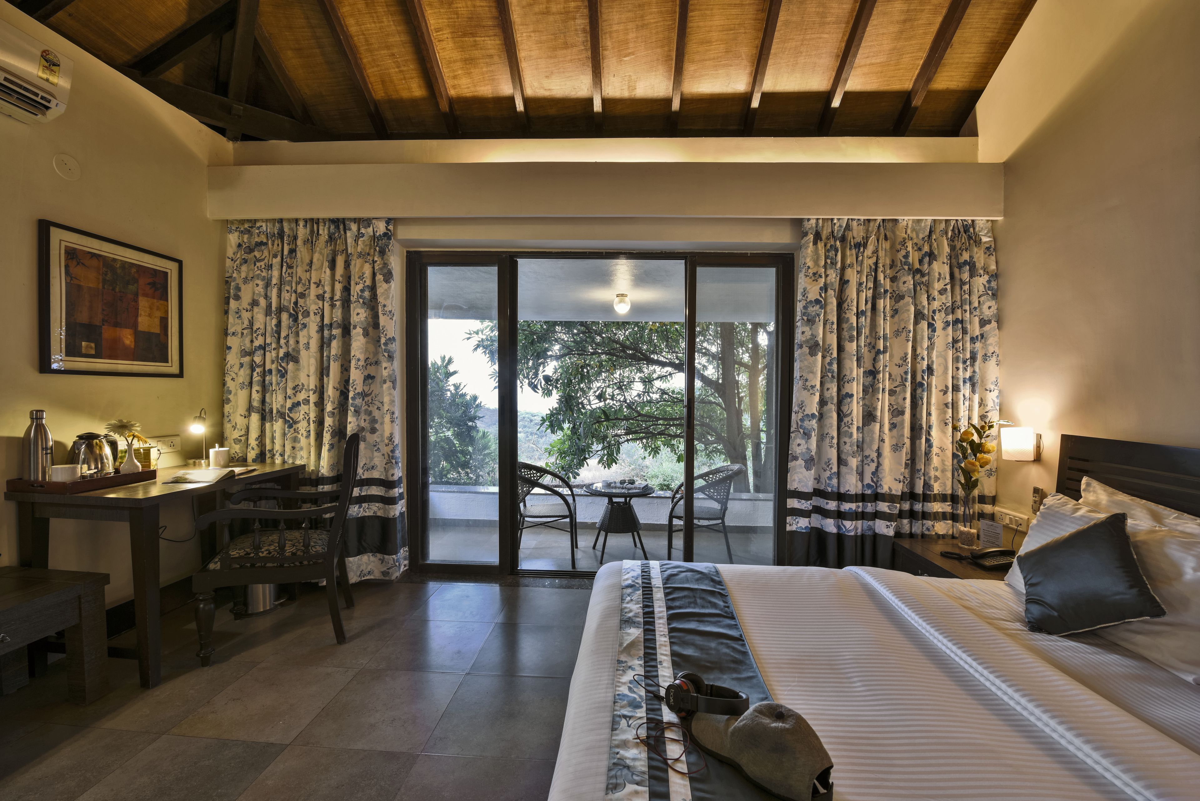 Magnolia Cottage, 1 King Bed | Cofres nos quartos, escrivaninha, cortinas blackout, Wi-Fi de cortesia