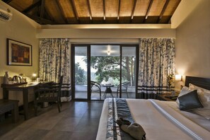 Magnolia Cottage, 1 King Bed | 客房內保險箱、書桌、遮光布/窗簾、免費無線上網