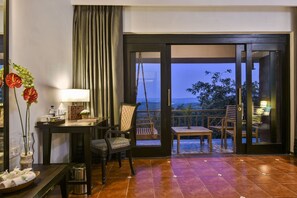 Aster Room, 1 King Bed | Brankas, meja kerja, tirai kedap cahaya, dan Wi-Fi gratis