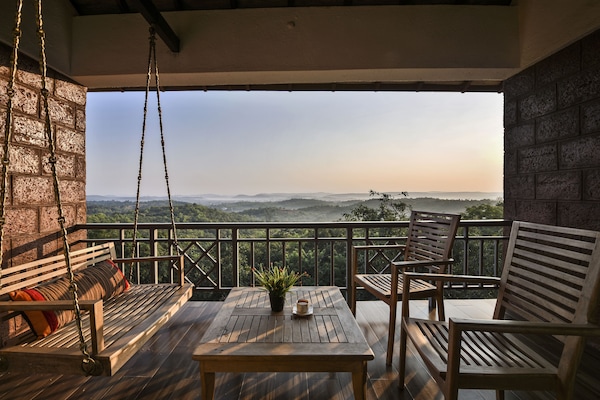 Saffron Suite, 1 king Bed | Balcony