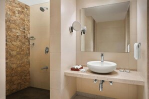 Douche, douche à « effet pluie », articles de toilette gratuits