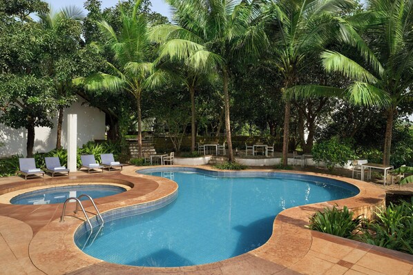 Outdoor pool, pool loungers