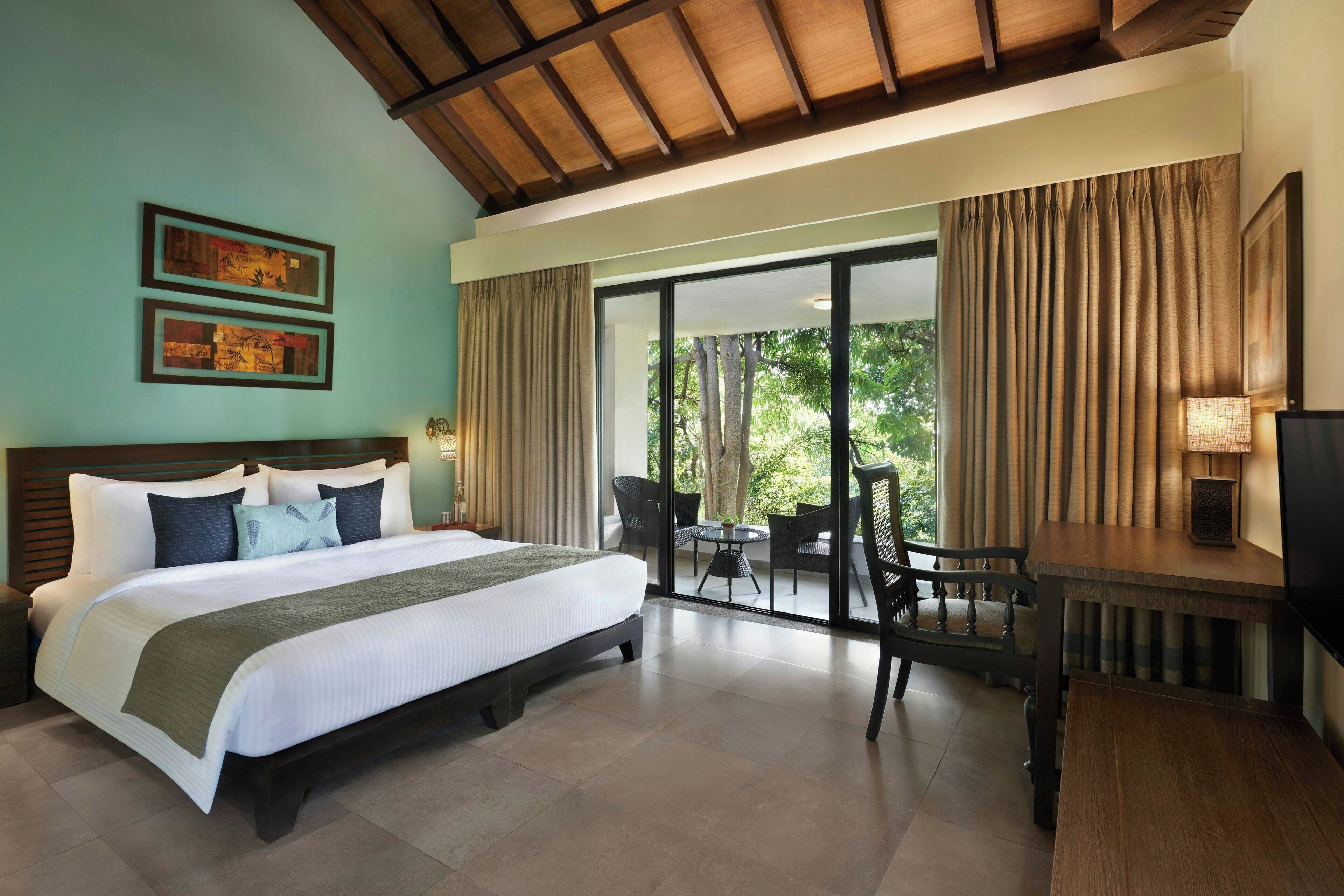 Cottage, 1 King Bed, Mountain View | In-room safe, desk, blackout drapes, free WiFi