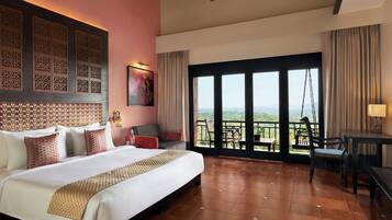 Quarto, 1 cama King, vista para a montanha | Cofres nos quartos, escrivaninha, cortinas blackout, Wi-Fi de cortesia