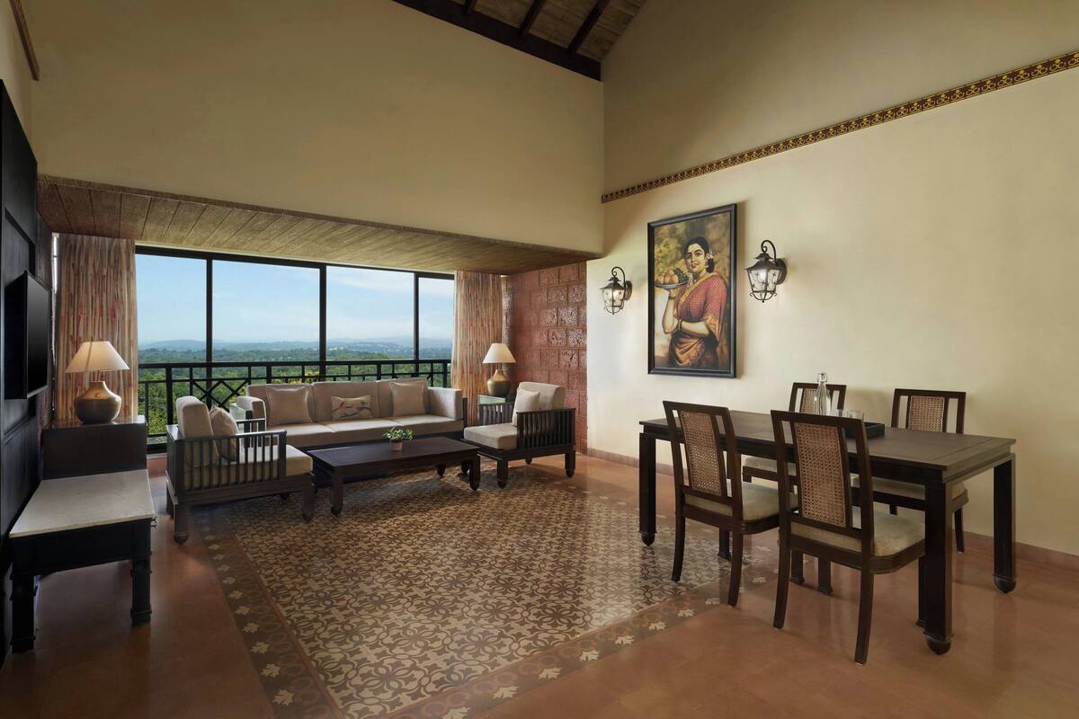 Suite, 1 King Bed, Mountain View | Living room