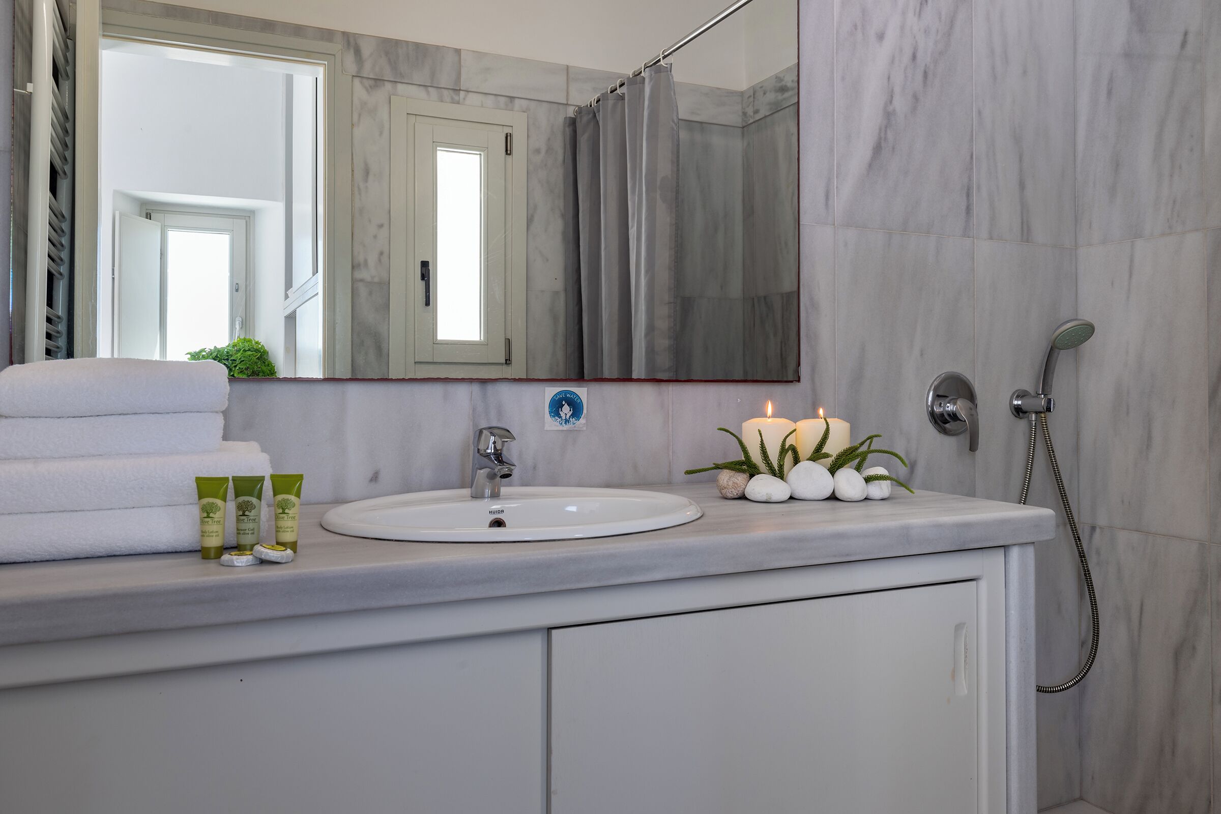 junior suite, sea view | bathroom | shower, free toiletries, hair dryer, towels