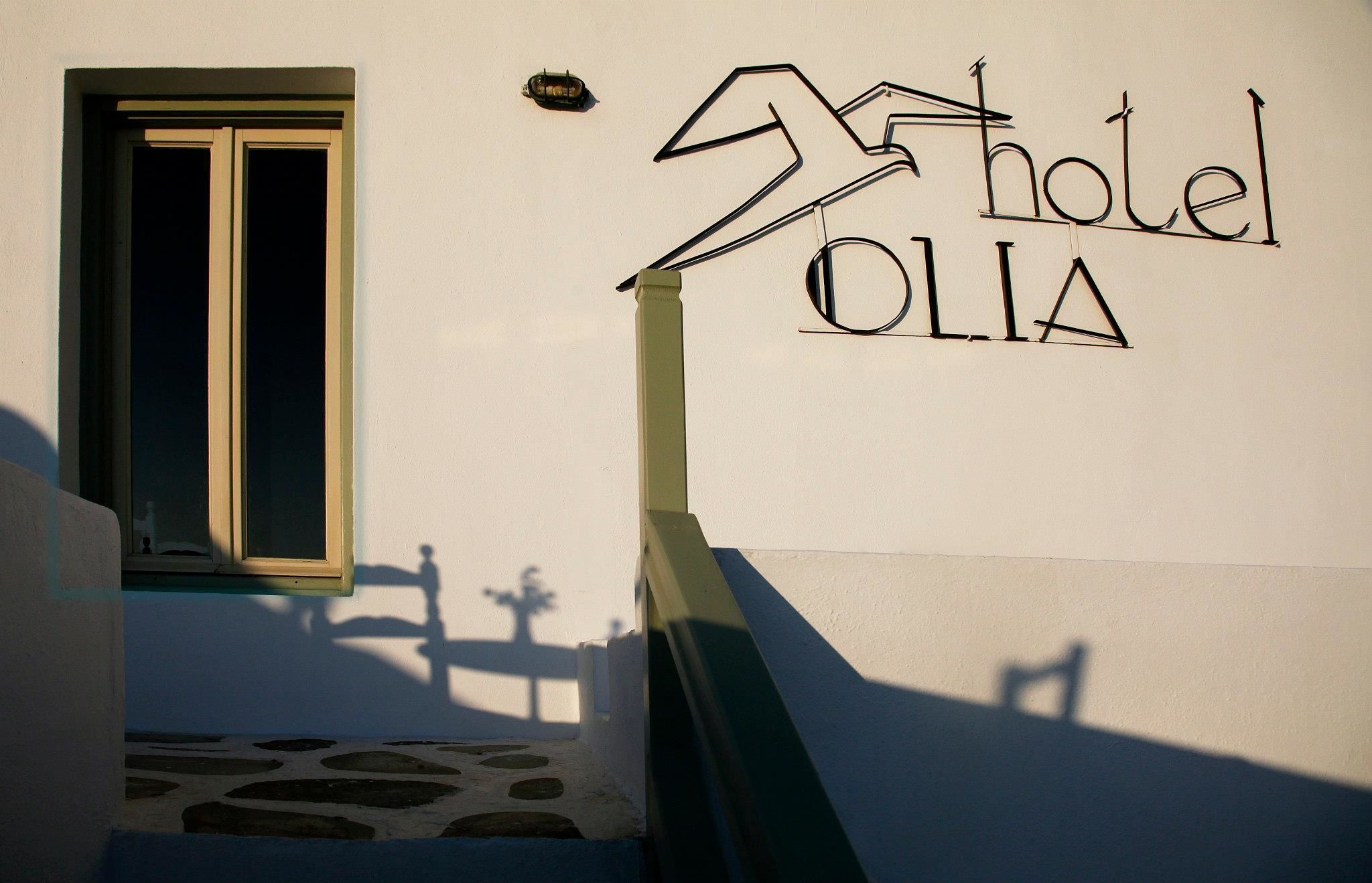 Ein Hotel-Schild mit dem Schriftzug 'hotel OLIA' in einer verzierten Schriftart.