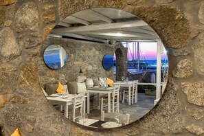 Déjeuner et dîner servis sur place, spécialités Cuisine grecque