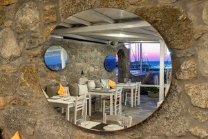 Se sirven almuerzos, cenas y cocina griega 