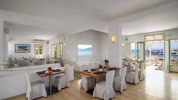 Lunsj og middag serveres, greske retter